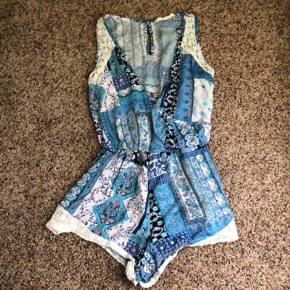 ‼️LAST CHANCE‼️Beautiful Blue Paisley Romper!